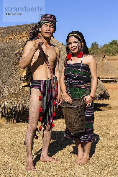 Phnong Mann und Frau in traditioneller Kleidung  Ethnische Minderheit  Pnong  Bunong  Senmonorom  Sen Monorom  Provinz Mondulkiri  Kambodscha  Asien