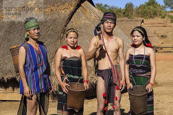 Einheimische Phnong Leute in traditioneller Kleidung  Ethnische Minderheit  Pnong  Bunong  Senmonorom  Sen Monorom  Provinz Mondulkiri  Kambodscha  Asien