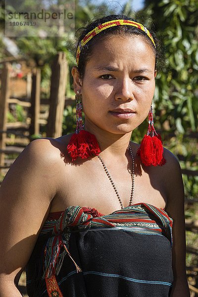 Phnong Frau in traditioneller Kleidung  Ethnische Minderheit  Pnong  Bunong  Senmonorom  Sen Monorom  Provinz Mondulkiri  Kambodscha  Asien