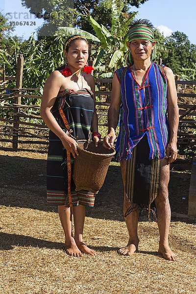Phnong Frau und Mann in traditioneller Kleidung  Ethnische Minderheit  Pnong  Bunong  Senmonorom  Sen Monorom  Provinz Mondulkiri  Kambodscha  Asien