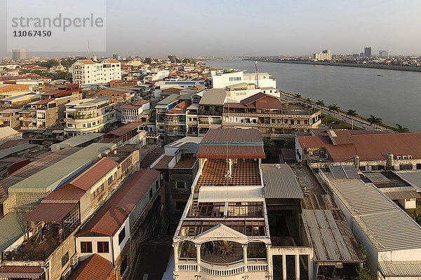 Ausblick vom Grand Waterfront Hotel am Riverside Stadt und Tonle Sap Fluss  Phnom Penh  Kambodscha  Asien