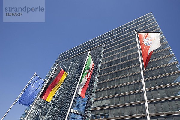 Flaggen vor der Staatskanzlei  Stadttor  Düsseldorf  Nordrhein-Westfalen  Deutschland  Europa