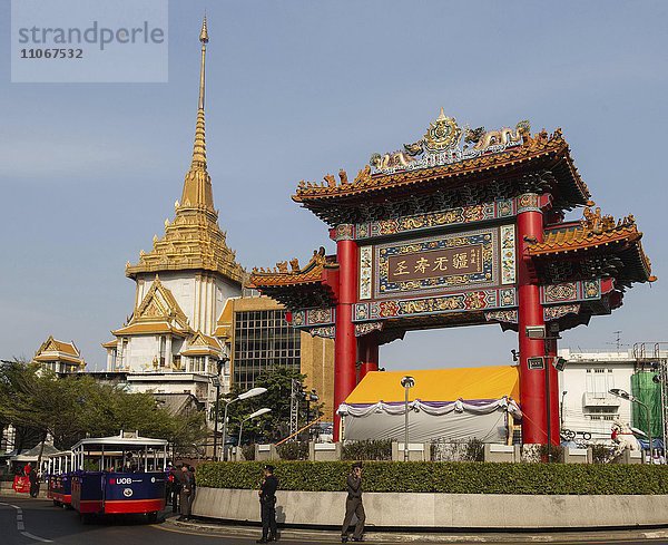 Eingangstor  Chinatown Gate mit Odeon Circle  Stadtteil Samphanthawong  hinten der Phra Maha Mondop des Wat Traimit  Bangkok  Thailand  Asien