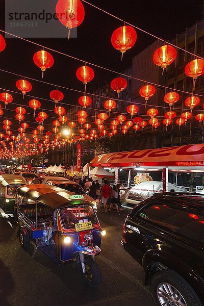 Rote chinesische Lampion in der Yaowarat Straße  Tuk Tuk  Chinese New Year  Chinesisches Neujahrsfest  Chinatown  Stadtteil Samphanthawong  Bangkok  Thailand  Asien