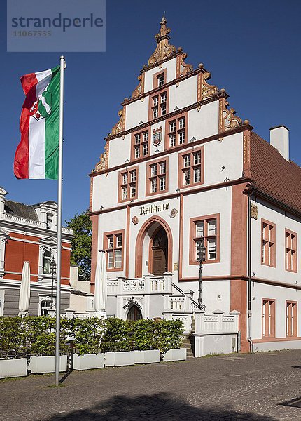 Rathaus mit Flagge von Nordrhein-Westfalen  Bad Salzuflen  Nordrhein-Westfalen  Deutschland  Europa