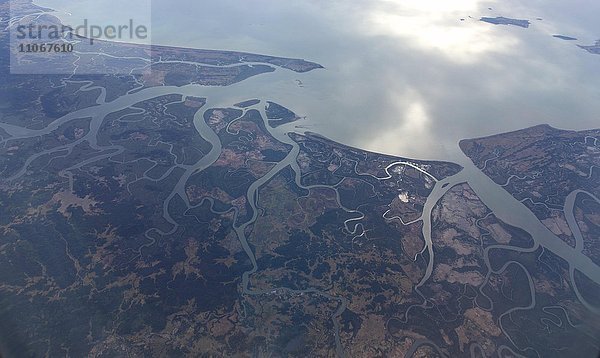 Luftbild  Mündungsdelta Fluss Irrawaddy  Mündungsgebiet im Golf von Martaban  Andamanensee  Myanmar  Asien