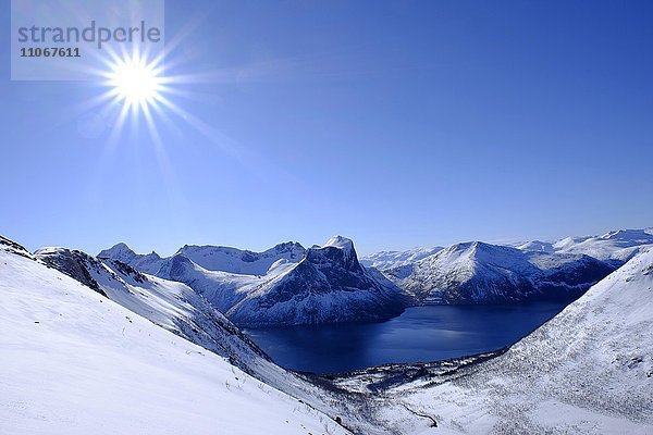 Berge  Snaufjellet  Landschaft im Winter  bei Bergsbotn  Halbinsel Senja  Norwegen  Europa