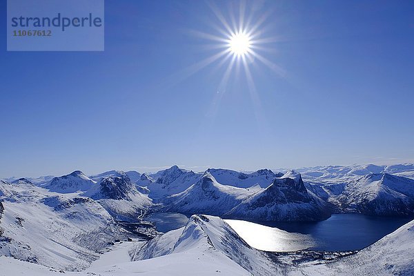 Berge  Snaufjellet  Landschaft im Winter  bei Bergsbotn  Halbinsel Senja  Norwegen  Europa