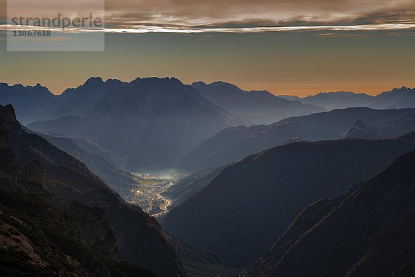 Tal des Flusses Ansiei mit Stadt Auronzo im Morgenlicht  hinten Dolomiten  gesehen von der Auronzohütte  Provinz Belluno  Südtirol  Italien  Europa