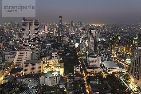 Panoramablick von der Sky Bar des Lebua State Tower auf den Bang Rak und Silom oder Sathon Bezirk  Dämmerung  Bangkok  Thailand  Asien