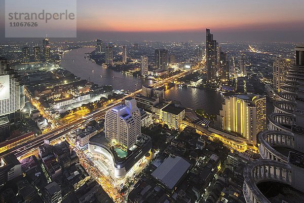 Panoramablick von der Sky Bar des Lebua State Tower  Chao Phraya Fluss  Brücke zum Stadtteil Khlong San  Dämmerung  Bang Rak Bezirk  Bangkok  Thailand  Asien