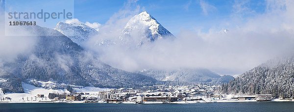 Pertisau im Winter mit Wolken  hinten Rofangebirge mit Feilkopf  Pertisau  Achensee  Tirol  Österreich  Europa