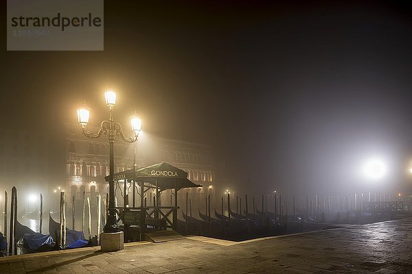 Kanal mit Gondeln bei Nacht und Nebel  Venedig  Venetien  Italien  Europa