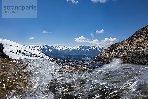 Schneelandschaft mit dem Berg Serles und Kalkkögel  vorne ein Wildbach  Arztal  Tirol  Österreich  Europa