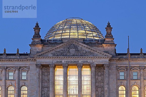 Reichstag bei Dämmerung  Berlin  Deutschland  Europa