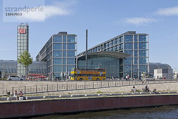 Stadtrundfahrt Bus vor Hauptbahnhof  Berlin  Deutschland  Europa
