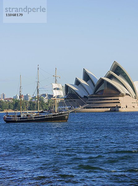 Bounty Schiff vor Sydney Opera House  Opernhaus  Oper  Sydney  New South Wales  Australien  Ozeanien