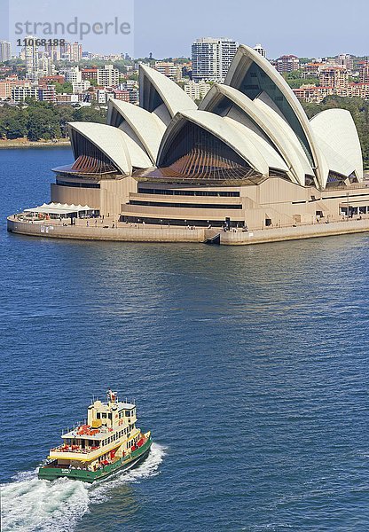 Passagierschiff vor Sydney Opera House  Opernhaus  Oper  Sydney  New South Wales  Australien  Ozeanien