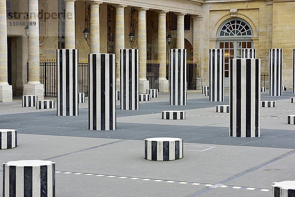 Kunstobjekt Les deux plateaux von Daniel Buren  Polygone Schwarz Weiß  Innenhof  Palais Royal  Paris  Île de France  Frankreich  Europa