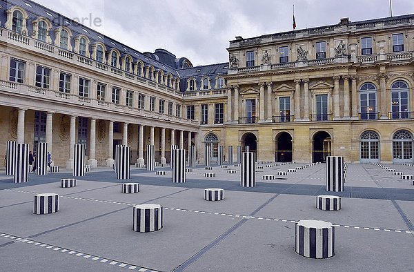 Kunstobjekt Les deux plateaux von Daniel Buren  Polygone Schwarz Weiß  Innenhof  Palais Royal  Paris  Île de France  Frankreich  Europa