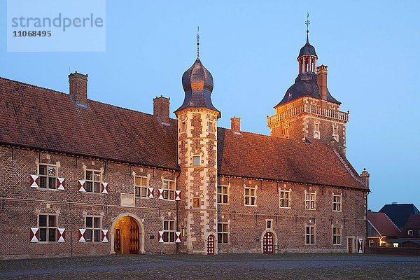 Schloss Raesfeld  Hofseite mit Westflügel und Sterndeuterturm  Westmünsterland  Münsterland  Nordrhein-Westfalen  Deutschland  Europa