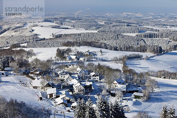 Luftbild  Gemeinde Wildewiese im Winter  Sundern  Sauerland  Nordrhein-Westfalen  Deutschland  Europa