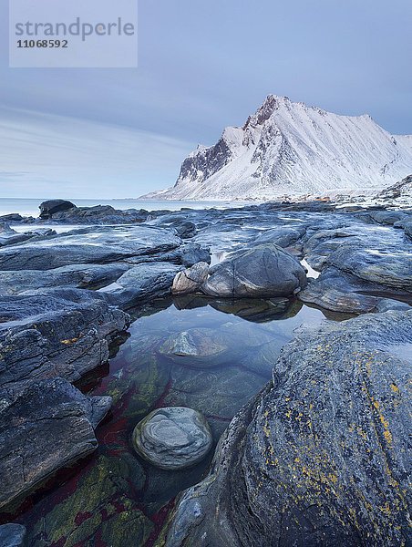 Berg Bjorntinden im Winter  Vikten  Lofoten  Norwegen  Vikten  Lofoten  Norwegen  Europa