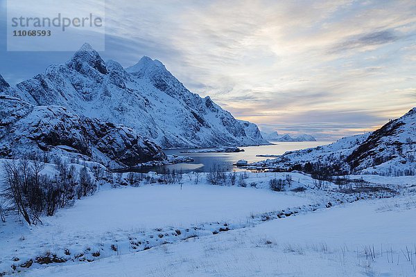 Landschaft im Winter  Bucht bei Unstad  Lofoten  Norwegen  Europa