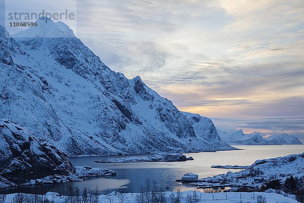 Landschaft im Winter  Bucht bei Unstad  Lofoten  Norwegen  Europa