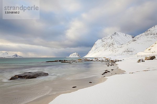 Bucht von Vikbukta im Winter  bei Vik  Lofoten  Norwegen  Lofoten  Norwegen  Europa