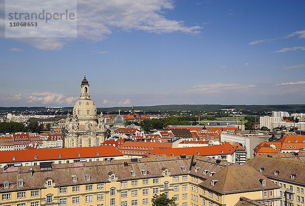 Ausblick über Altstadt mit Frauenkirche  gesehen vom Turm der Kreuzkirche  Dresden  Sachsen  Deutschland  Europa