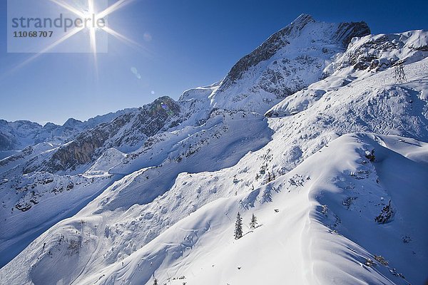 Garmisch Classic Skigebiet im Winter  hinten Alpspitze  Wettersteingebirge  Garmisch-Partenkirchen  Oberbayern  Bayern  Deutschland  Europa