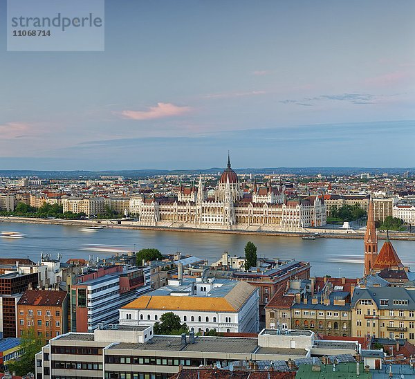 Parlamentsgebäude  Ungarisches Parlament  Donau  Budapest  Ungarn  Europa