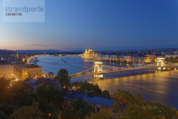 Ausblick bei Dämmerung auf Kettenbrücke  Donauufer und Parlament  Pest  Budapest  Ungarn  Europa