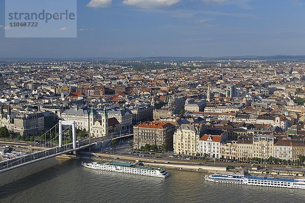 Aussicht von der Zitadelle auf die Stadt  Stadtteil Pest  Elisabethbrücke  Budapest  Ungarn  Europa