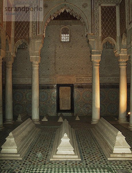 Zentralraum des Mausoleums der Saadier-Gräber in der Medina  der Altstadt von Marrakesch  Ahmad al-Mansur's Grab in der Mitte  Marrakesch  Marokko  Afrika