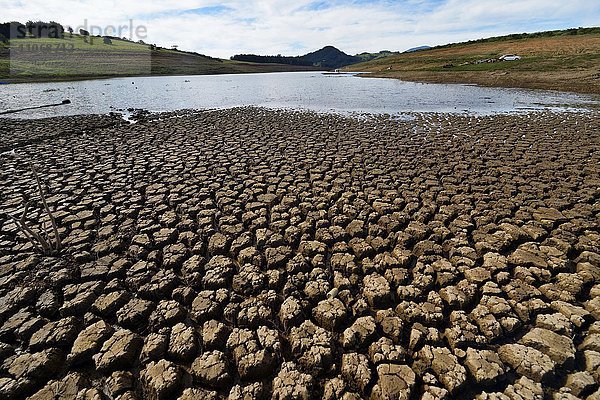 Ausgetrockener Boden am Ufer  Dürre  Verlandung  Stausee Jaguarí  bei Sao Paulo  Brasilien  Südamerika