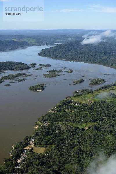 Luftbild  Fischerdorf Periquito am Fluss Rio Tapajos im Amazonas-Regenwald  geplanter Staudamm Sao Luiz do Tapajos  Distrikt Itaituba  Bundesstaat Pará  Brasilien  Südamerika