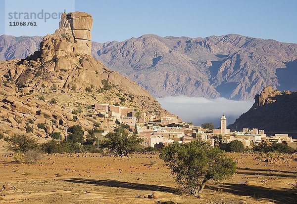 Das Dorf Agard-Oudad am Fuße der berühmten Felsformation Chapeau de Napoléon  Jebel El Kest und Tal der Ammeln dahinter  Antiatlas  Marokko  Afrika