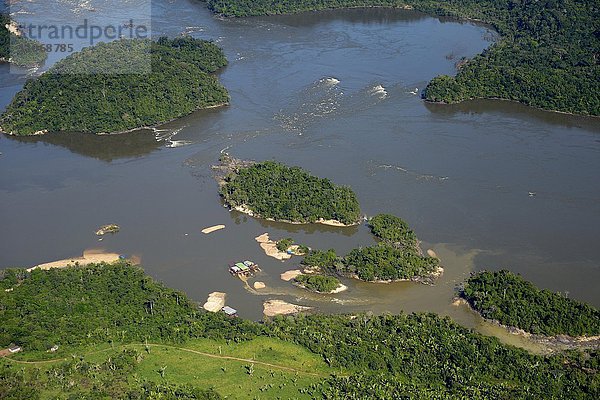 Luftbild  Flöße von Goldsuchern oder Garimpeiros im tropischen Fluß Rio Tapajos im Amazonas-Regenwald  Distrikt Itaituba  Bundesstaat Pará  Brasilien  Südamerika