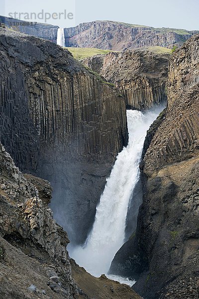 Wasserfall Litlanesfoss zwischen Basaltsäulen  Egilsstaðir  Austurland  Island  Europa