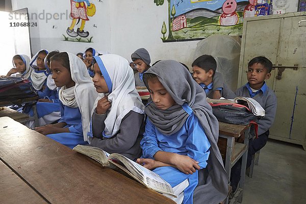 Schulklasse in Grundschule  Mahey  Pakistan  Asien