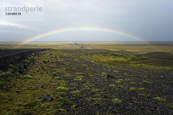 Regenbogen über flacher vulkanischer landschaft  nahe Braidarmerkursandur  Island  Europa