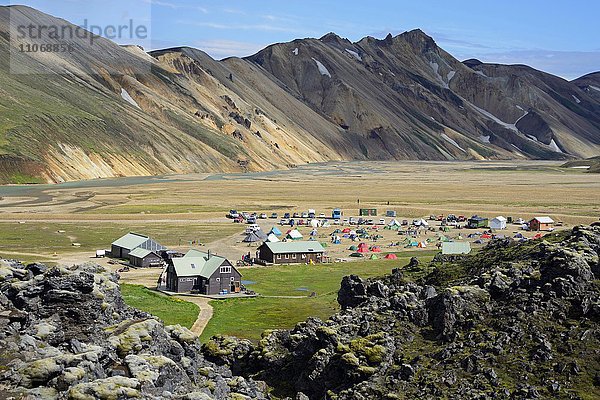 Campingplatz und Lavafeld Laugahraun  Fjallabak Nationalpark  Landmannalaugar  Island  Europa