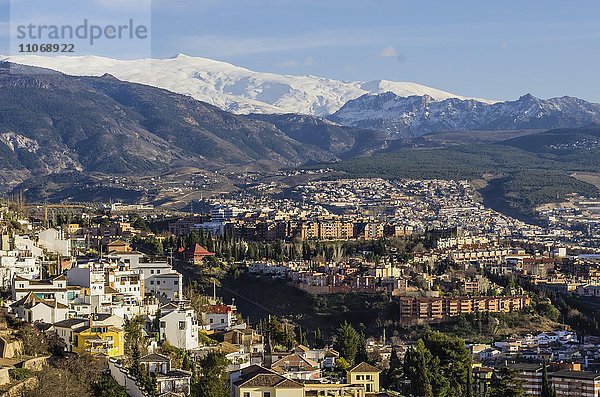 Ausblick auf Granada  hinten Sierra Nevada mit Schnee  Andalusien  Spanien  Europa
