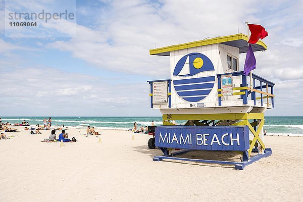 Sandstrand mit Rettungsschwimmerturm Miami Beach  South Beach  Miami  Florida  USA  Nordamerika