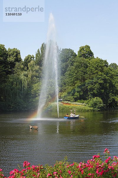 Teich im Kurpark mit Springbrunnen  Wiesbaden  Hessen  Deutschland  Europa