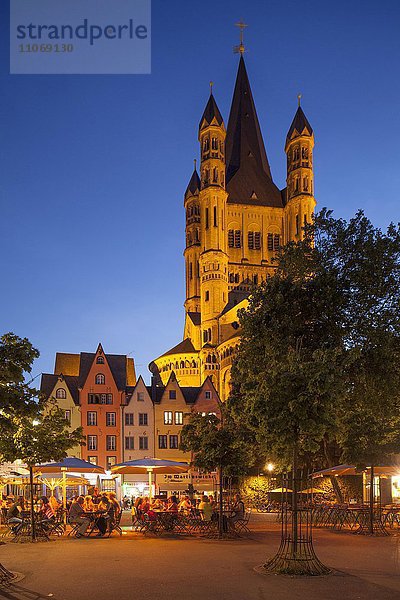 Häuser am Fischmarkt mit Kirche Groß Sankt Martin in der Abenddämmerung  Köln  Nordrhein-Westfalen  Deutschland  Europa