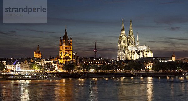Kirche Groß Sankt Martin mit Kölner Dom bei Abendämmerung  Köln  Nordrhein-Westfalen  Deutschland  Europa