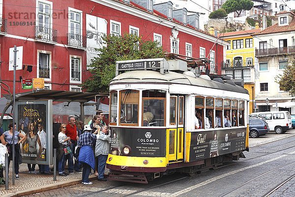 Alte Straßenbahn  Tram im Stadtviertel Alfama  Lissabon  Portugal  Europa